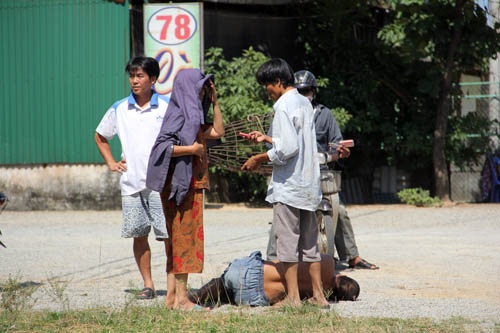 Nhiều người đàn ông đuổi theo chiếc xe container không cho gã tài xế rời khỏi hiện trường