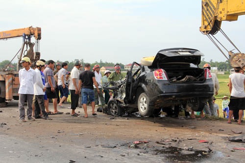 Tai nạn kinh hoàng, tài xế tử vong trong chiếc xe biến dạng - 3 Mặt đường bị cào thành sóng sau vụ tai nạn