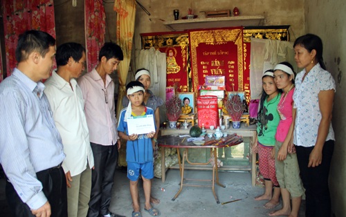 Trao hơn 14 triệu đồng đến 4 chị em mồ côi bố mẹ - 3 PV Dân trí cùng Chủ tịch UBND xã Cương Gián trao số tiền