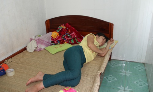 Trao hơn 14 triệu đồng đến 4 chị em mồ côi bố mẹ - 2 Từ hôm mẹ Lê Thị Nga như người mất hồn, đã mấy ngày em không thể gượng dậy