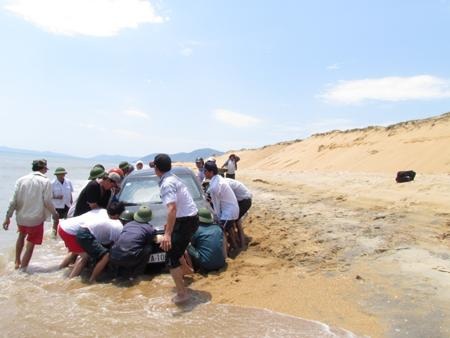 Vụ "xẻ thịt" đê biển: Chính quyền xã thừa nhận sai phạm - 3 Mnhóm người dân, cán bộ xã Kỳ Phú, và cán bộ biên phòng đang cố sức đưa xe lên khỏi bờ.