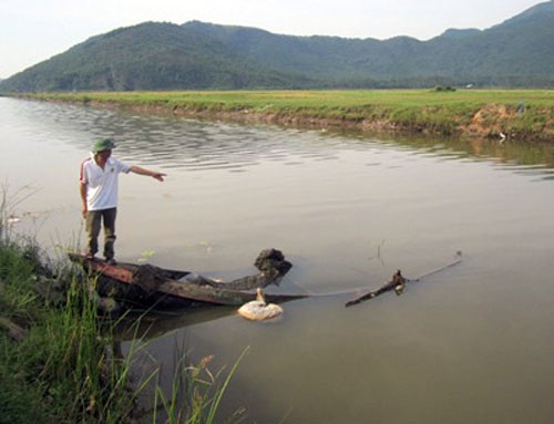Chiếc thuyền gặp nạn đã được kéo lên, nhưng đôi vợ chồng xấu số thì đã không còn nữa (ảnh: Anh Tấn)