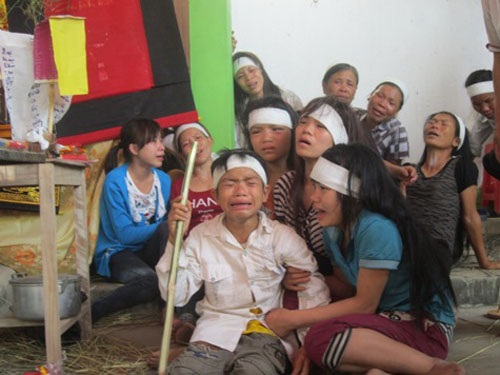 Trao hơn 14 triệu đồng đến 4 chị em mồ côi bố mẹ - 1 Hình ảnh tang thương khi 5 người con mất cùng lúc cả bố lẫn mẹ