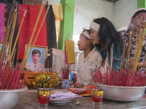 Bố mẹ chết đuối, 4 con côi cút chưa biết về đâu  - 2