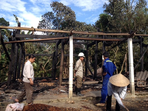 Chính quyền địa phương và người dân hỗ trợ gia đình ông Châu dọn dẹp hiện trường