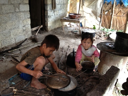 Những bữa cơm đắng lòng của hai em dành để nuôi mẹ