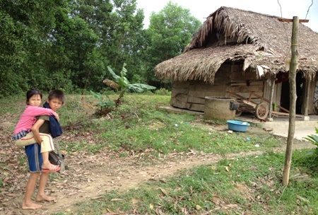 Hằng ngày Hoan vẫn khẩn trương cõng em đi học về 