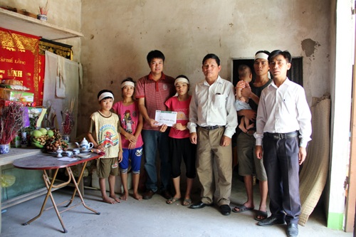 Trao hơn 45 triệu đồng đến gia cảnh 4 chị em mồ côi - 2 Trao hơn 45 triệu đồng đến gia cảnh “Bố mẹ chết đuối, 4 con côi cút chưa biết về đâu”.