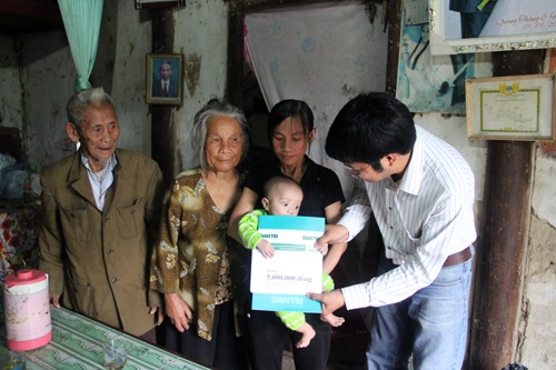 Quỹ Nhân ái hỗ trợ nóng 5 triệu đồng tới “bé 6 tháng tuổi chỉ có nước sôi pha đường để uống” - 3 Sức khỏe bé Quân đang hết sức yếu ớt.