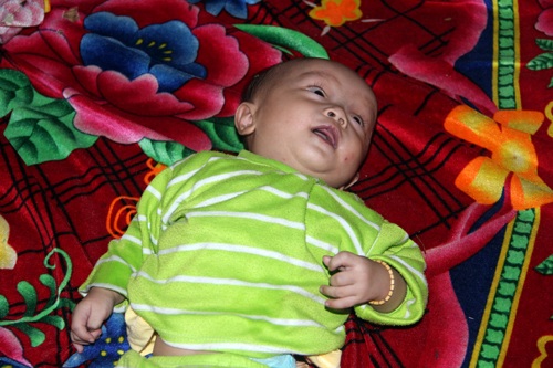 Quỹ Nhân ái hỗ trợ nóng 5 triệu đồng tới “bé 6 tháng tuổi chỉ có nước sôi pha đường để uống” - 1 Sức khỏe bé Quân đang hết sức yếu ớt.