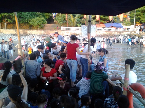 Cảnh dòng người lội xuống bến sông chen chúc mong được lên thuyền để trở về