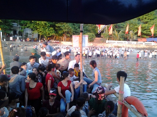 Cảnh dòng người lội xuống bến sông chen chúc mong được lên thuyền để trở về