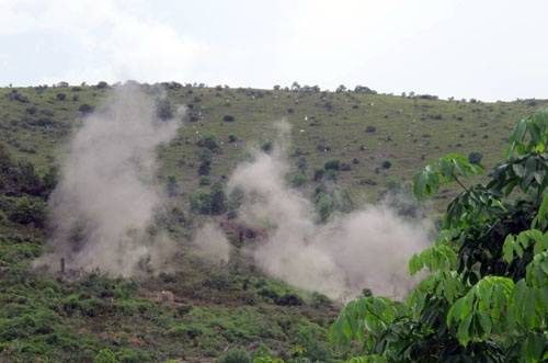 Mục tiêu giả chiến của địch liêp tiếp trúng hỏa lực mạnh.