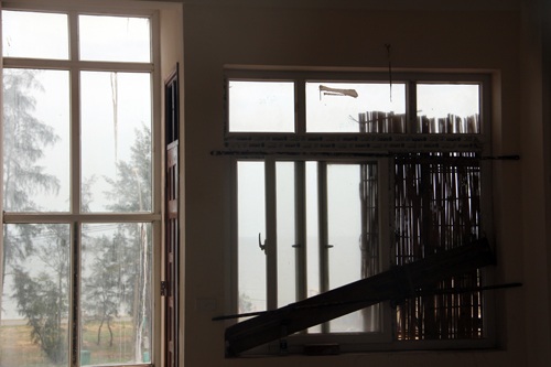 Bị nhà thầu bỏ rơi nên nhiều hạng mục chưa kịp hoàn thành đã xuống cấp, hư hỏng