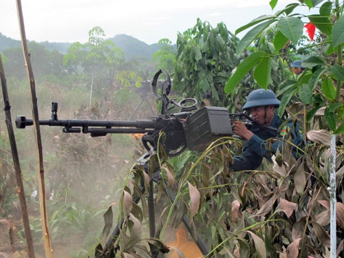  Mục tiêu giả chiến của địch liêp tiếp trúng hỏa lực mạnh.