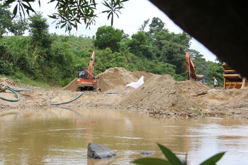 Đột nhập công trường tận thu sa khoáng cày nát dòng sông - 3 Máy xúc múc cát, đá giữa lòng sông Rào Trổ phục vụ tuyển sa khoáng