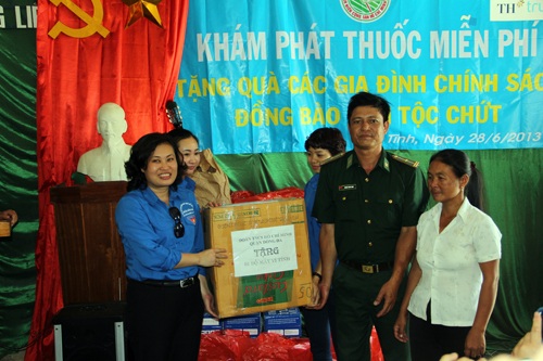 Tặng máy vi tính cho Đồn biên phòng 575