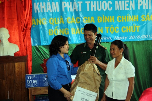 Tặng đàn guitar cho các chiến sỹ biên phòng