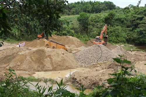 Đột nhập công trường tận thu sa khoáng cày nát dòng sông - 5 Lòng sông Rào Trổ bị lật xới để đầu nậu tận thu cát, sỏi và sa khoáng