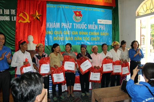 Quận đoàn Đống Đa trao tặng quà cho các gia đình khó khăn tại bản Rào Tre