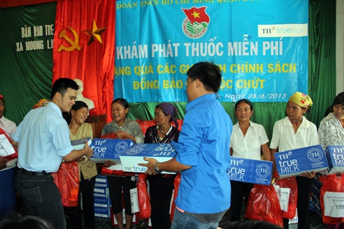 Đại diện hãng sữa TH True Milk trao tặng sữa cho bà con dân tộc Chứt