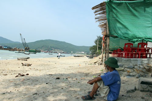 Một cụ ông ở thông Hải Phong mỏi mòn chờ đợi kè chắn sạt lở