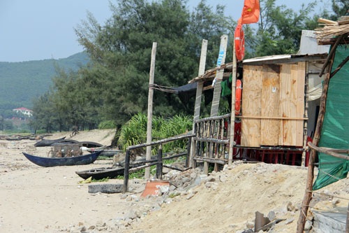 Một vài quán hàng lèo tèo trên bờ biển cũng sắp bị xóa sổ