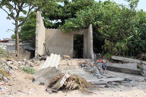 Biển xâm thực xé toạc một quán hàng của người dân