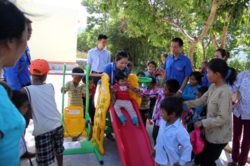 Xem clip các bé người dân tộc Chứt háo hức với đồ chơi do quận đoàn Đống Đa trao tặng