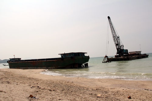 Một vài quán hàng lèo tèo trên bờ biển cũng sắp bị xóa sổ