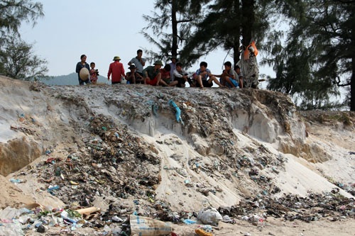 Một vài quán hàng lèo tèo trên bờ biển cũng sắp bị xóa sổ