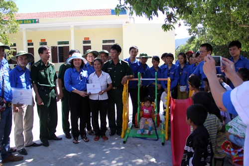 Quận đoàn Đống Đa trao tặng quà cho các gia đình khó khăn tại bản Rào Tre