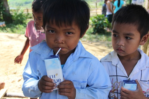 Một cậu bé người Chứt thưởng thức sữa tươi của hãng TH True Milk