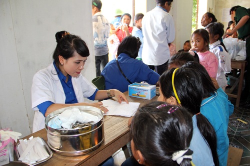 Bác sỹ đoàn tình nguyện thăm khám cho bà con dân tộc Chứt