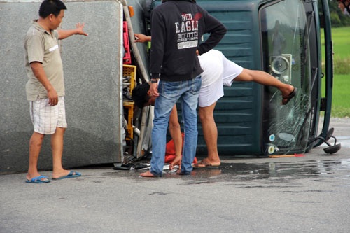 Một người dân điều tiết giao thông khi lực lượng chức năng chưa kịp tới hiện trường