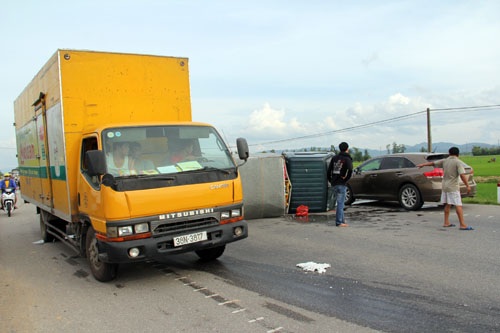 Một người dân điều tiết giao thông khi lực lượng chức năng chưa kịp tới hiện trường