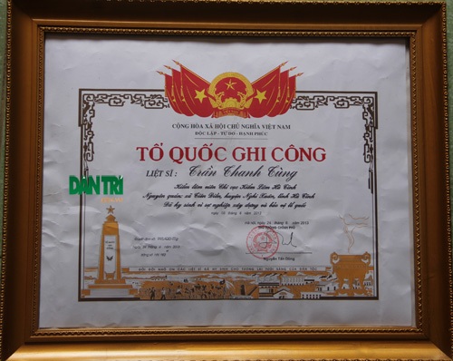 Kiểm lâm viên tử nạn khi truy đuổi lâm tặc được truy tặng liệt sĩ - 1 Bằng Tổ quốc ghi công liệt sĩ Trần Thanh Tùng do Thủ tướng Nguyễn Tấn Dũng ký ngày 24/6.
