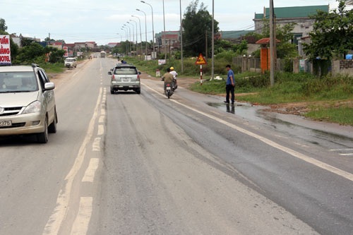 Hãi hùng nhìn "chạch lươn" ở điểm nóng tai nạn thảm khốc - 5 Một chiếc xe 4 chổ phải bò trên lưng hai con chạch để tránh gầm cạt mặt đường