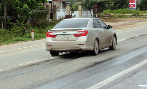 Hãi hùng nhìn "chạch lươn" ở điểm nóng tai nạn thảm khốc - 8 Một chiếc xe 4 chổ phải bò trên lưng hai con chạch để tránh gầm cạt mặt đường
