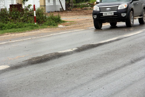 Hãi hùng nhìn "chạch lươn" ở điểm nóng tai nạn thảm khốc - 6 Một chiếc xe 4 chổ phải bò trên lưng hai con chạch để tránh gầm cạt mặt đường