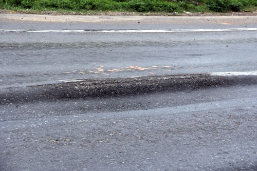 Hãi hùng nhìn "chạch lươn" ở điểm nóng tai nạn thảm khốc - 3 Hãi hùng nhìn chạch lươn chình ình trên cung đường nhiều tai nạn thảm khốc