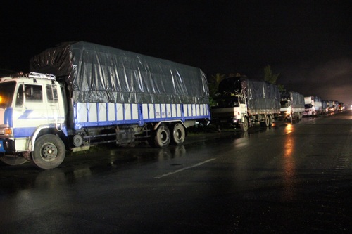 Tạm dừng trạm cân bị hàng trăm xe quá tải “phá rào”