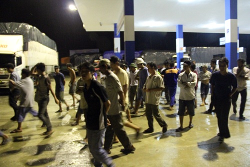 Cảnh tài xế gây áp lực đối với trạm cân lưu động quá tải Hà Tĩnh đêm 23/7