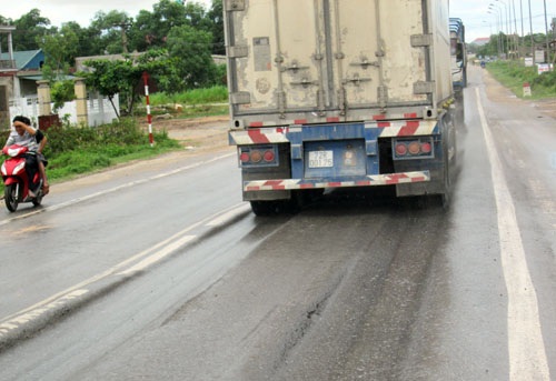 Hãi hùng nhìn "chạch lươn" ở điểm nóng tai nạn thảm khốc - 4 Hãi hùng nhìn chạch lươn chình ình trên cung đường nhiều tai nạn thảm khốc