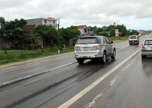 Hãi hùng nhìn "chạch lươn" ở điểm nóng tai nạn thảm khốc - 7 Một chiếc xe 4 chổ phải bò trên lưng hai con chạch để tránh gầm cạt mặt đường