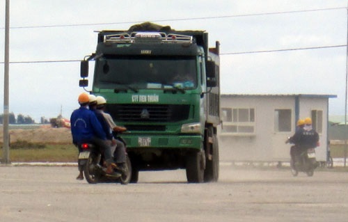 3 công nhân trên một xe máy bất chấp hiểm nguy lượn trước mặt xe ô tô   