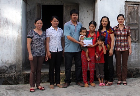Trao  hơn 116 triệu đồng đến 2 con thơ bơ vơ đói rách vì cha bỏ mạng nơi xứ người