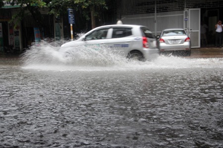 Hà Tĩnh mưa như trút nước, ngập úng nhiều nơi - 6 Đường Nguyễn Du - một trong những tuyến đường bị ngập sâu nhất ở TP Hà Tĩnh