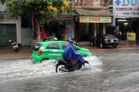 Hà Tĩnh mưa như trút nước, ngập úng nhiều nơi - 9 Văn Dũng - Huy Thái