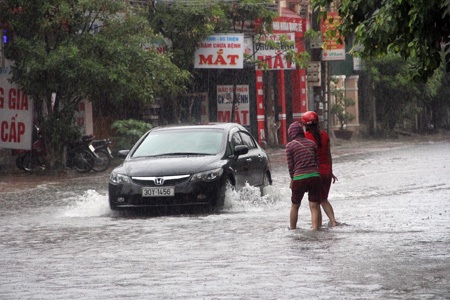 Hà Tĩnh mưa như trút nước, ngập úng nhiều nơi - 10 Văn Dũng - Huy Thái